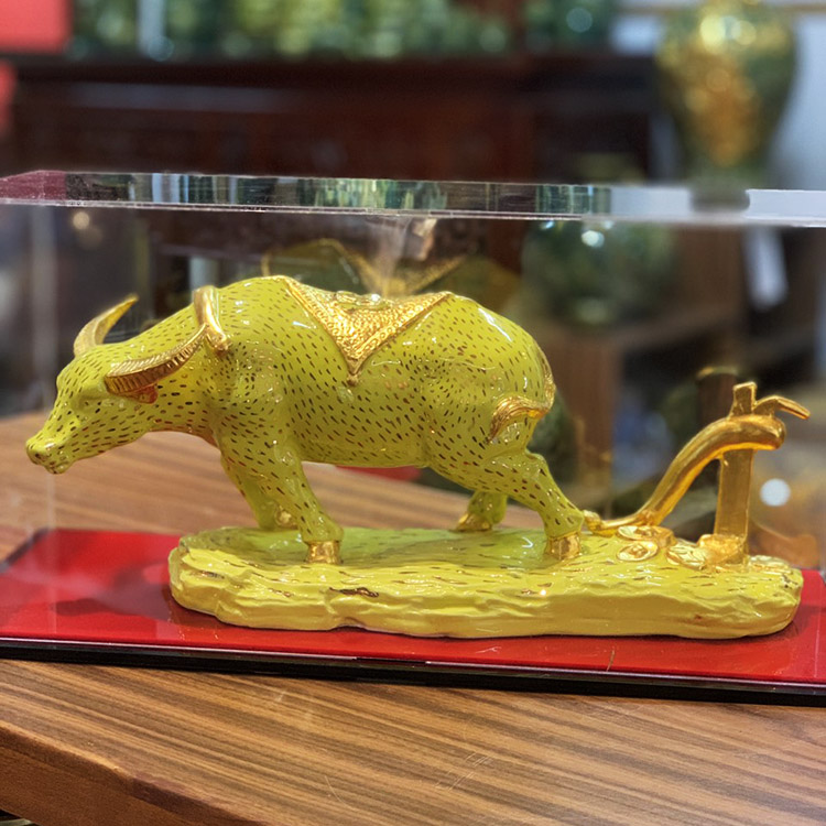 Trâu phong thủy gốm sứ cho người mệnh kim