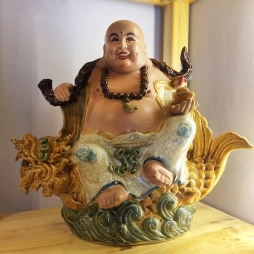 Tượng Phật Di Lặc cá chép bằng sứ - S3
